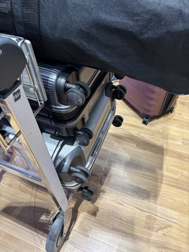"공항 캐리어를 쌓아서 옮기는 모습"